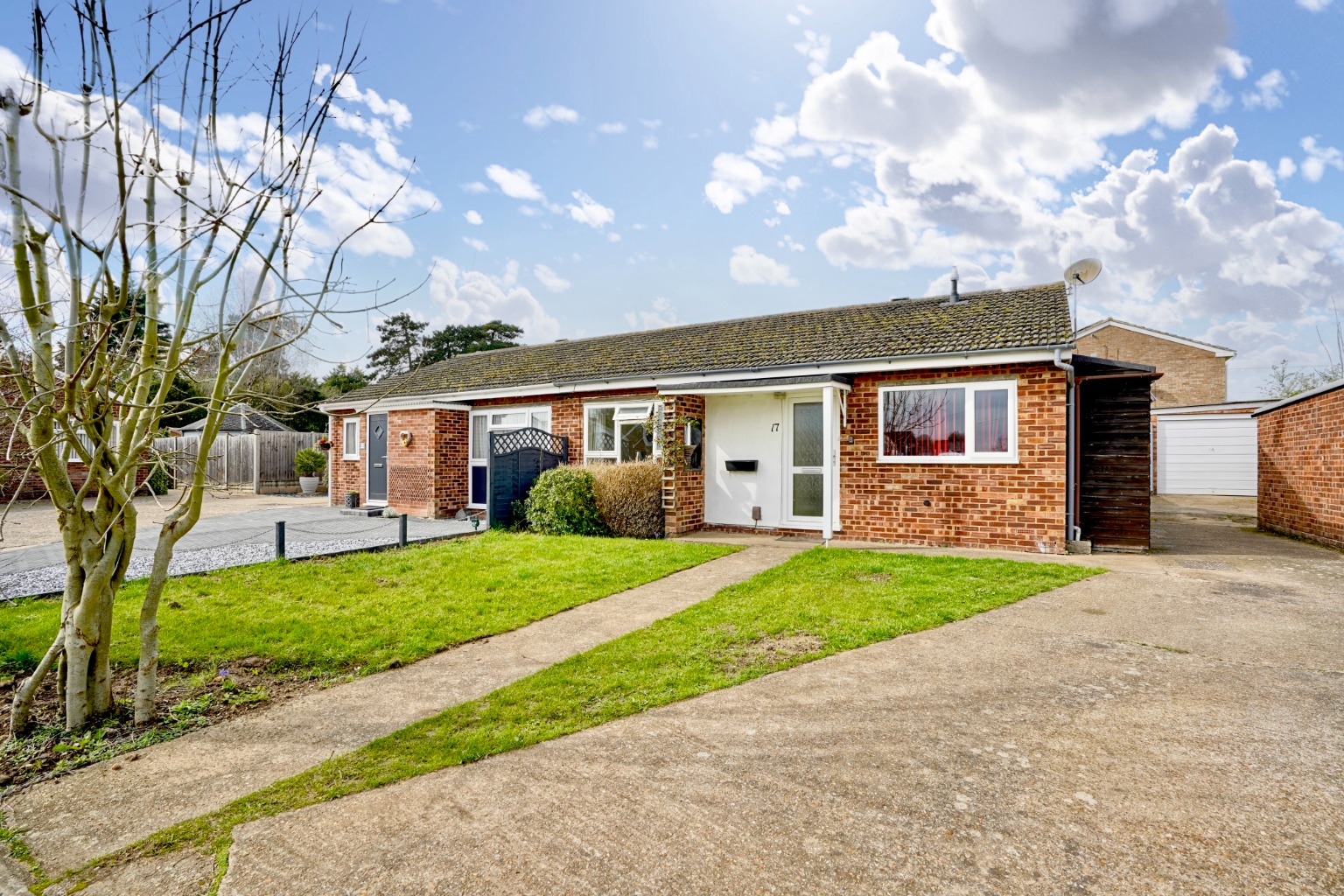 3 bed bungalow for sale in Tythe Piece, Huntingdon  - Property Image 1