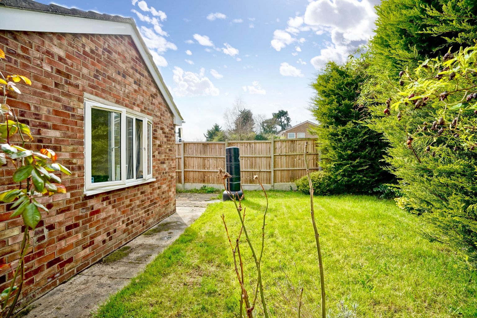 3 bed bungalow for sale in Tythe Piece, Huntingdon 3