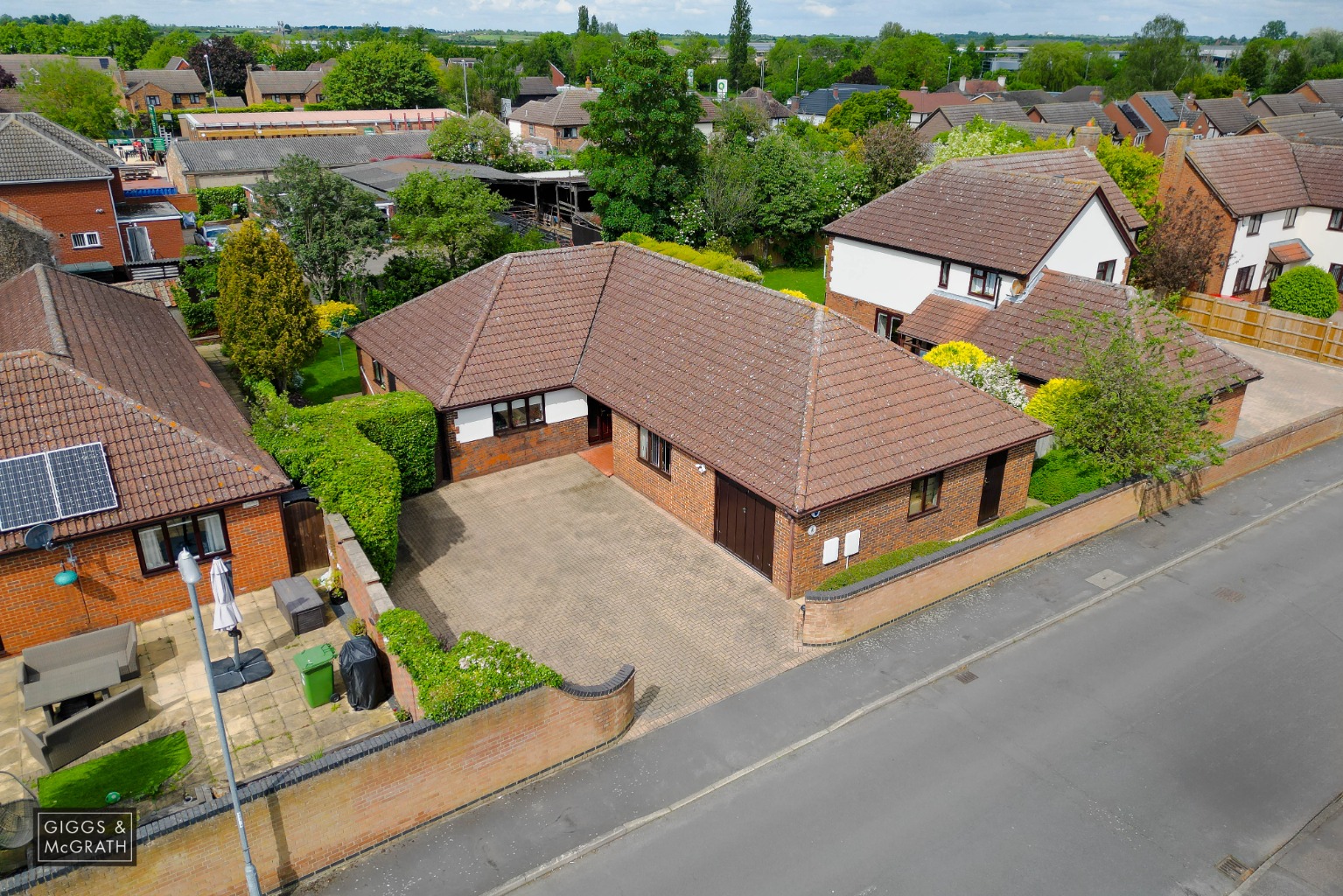 3 bed bungalow for sale in Sheepfold, St. Ives - Property Image 1