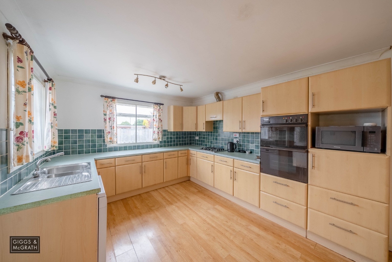 3 bed bungalow for sale in Eaton Close, Huntingdon 3