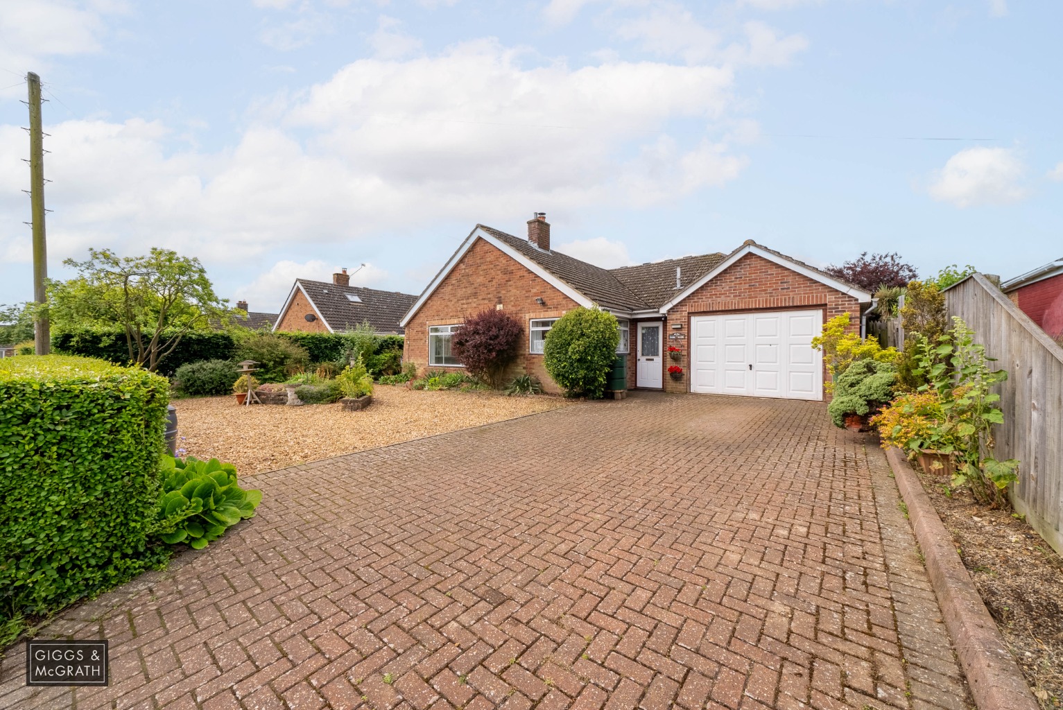 3 bed bungalow for sale in Eaton Close, Huntingdon  - Property Image 1