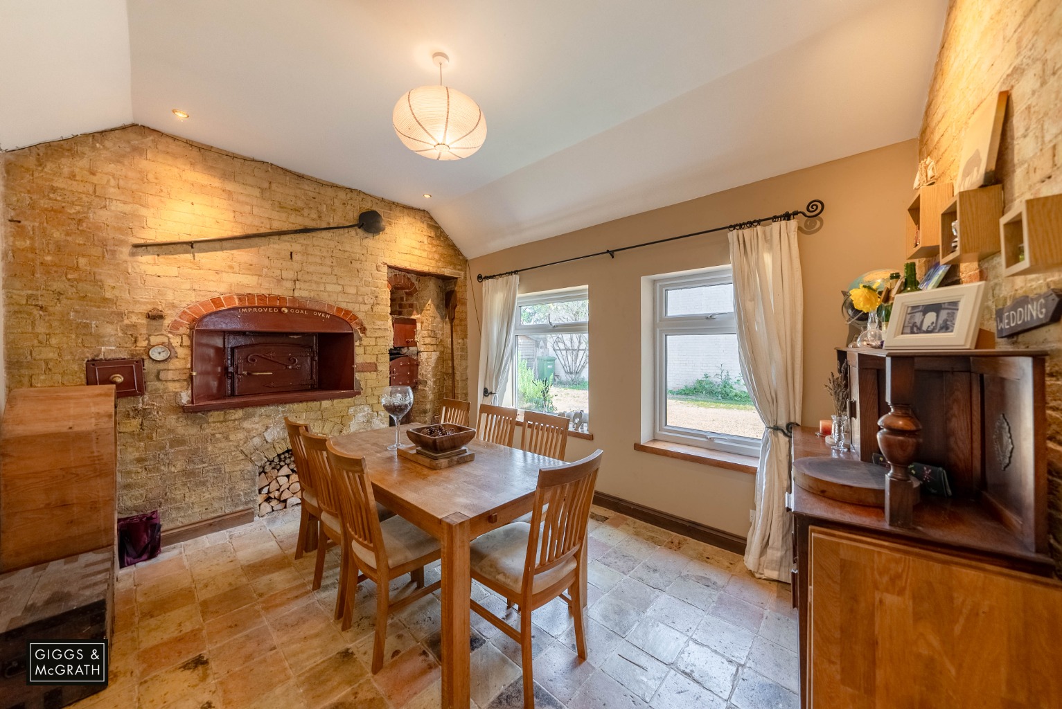 4 bed end of terrace house for sale in High Street, Huntingdon 2