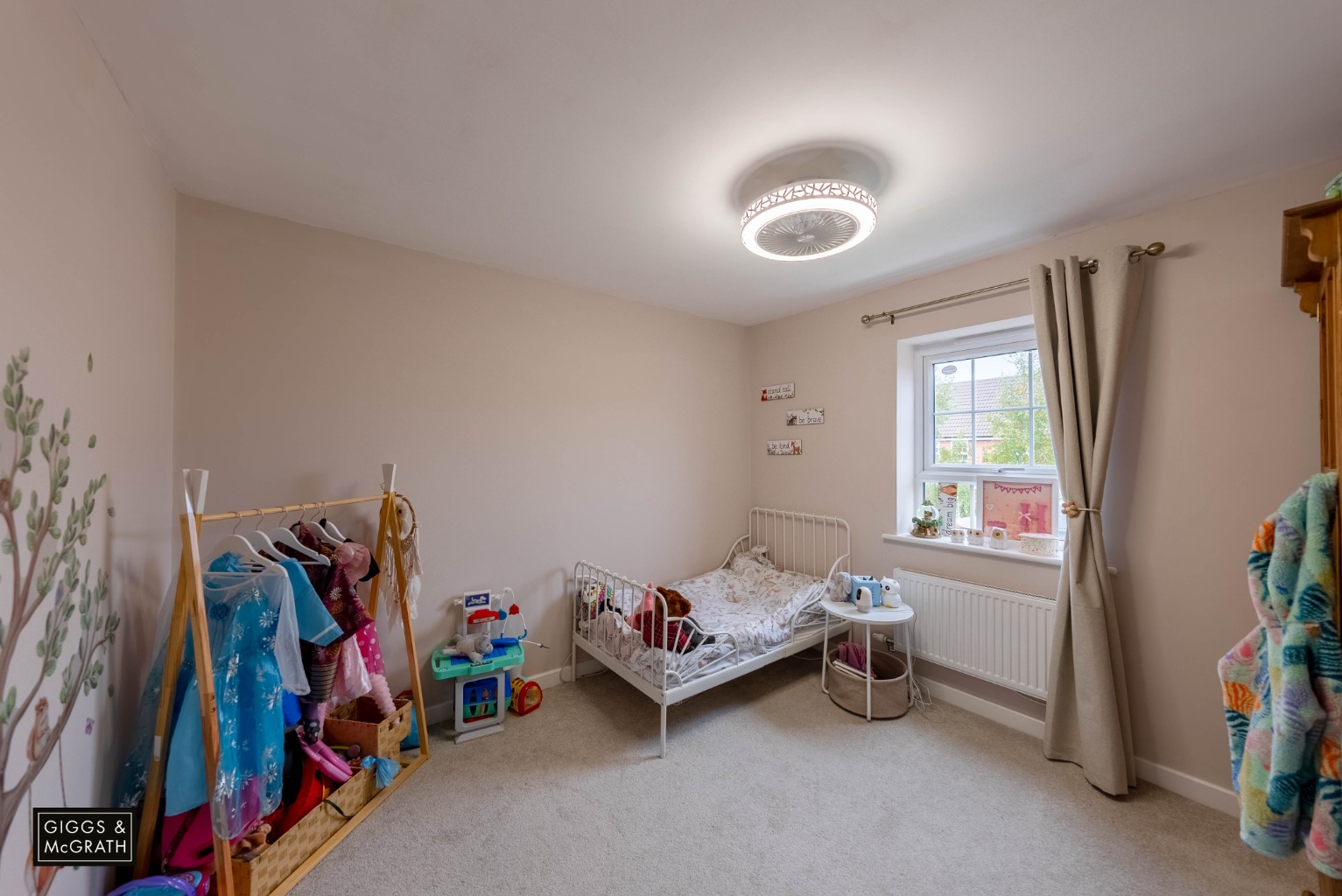 3 bed detached house for sale in Lawrence Drive, Huntingdon  - Property Image 13