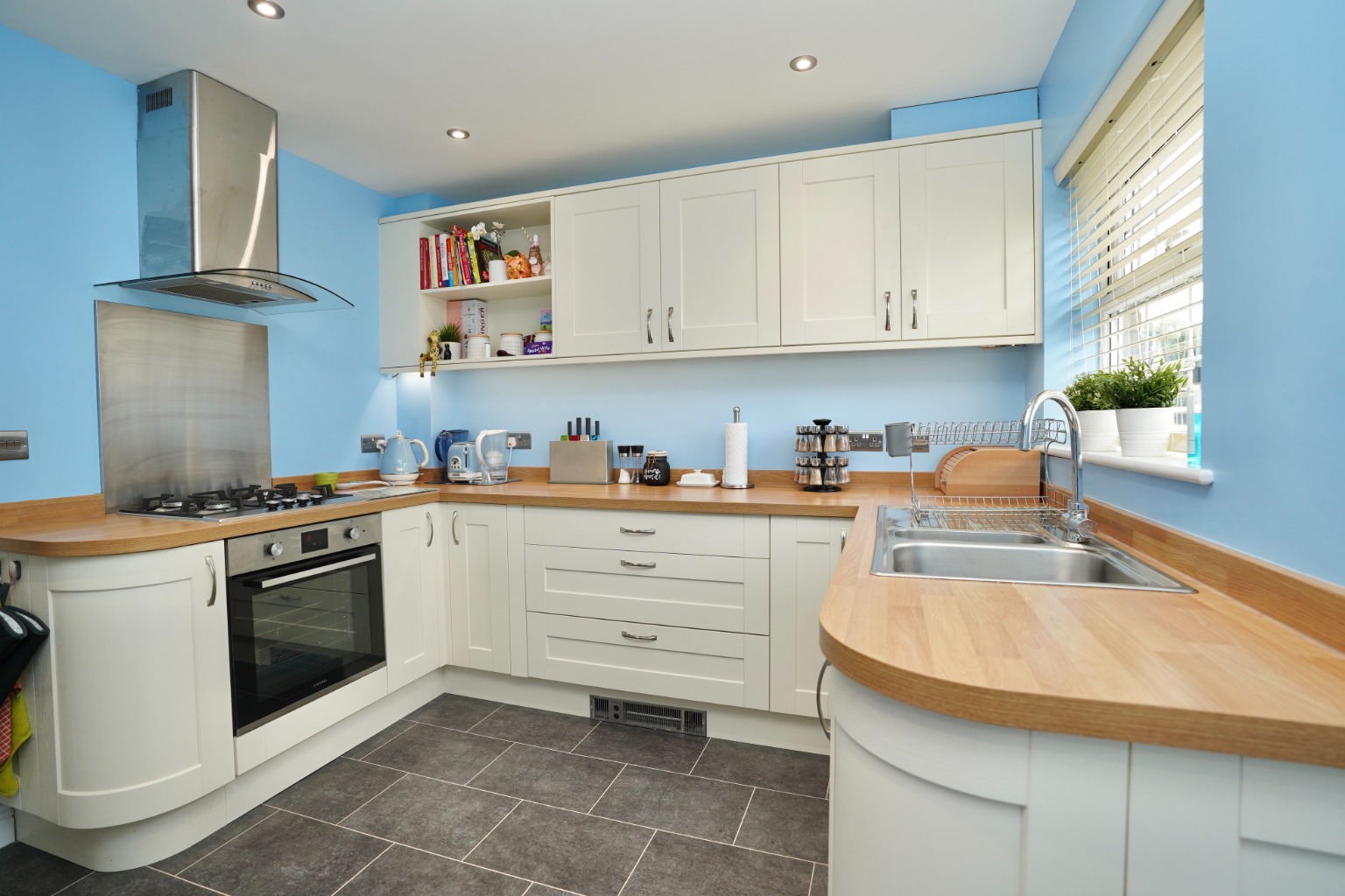 3 bed end of terrace house for sale in Robertson Way, Huntingdon  - Property Image 2