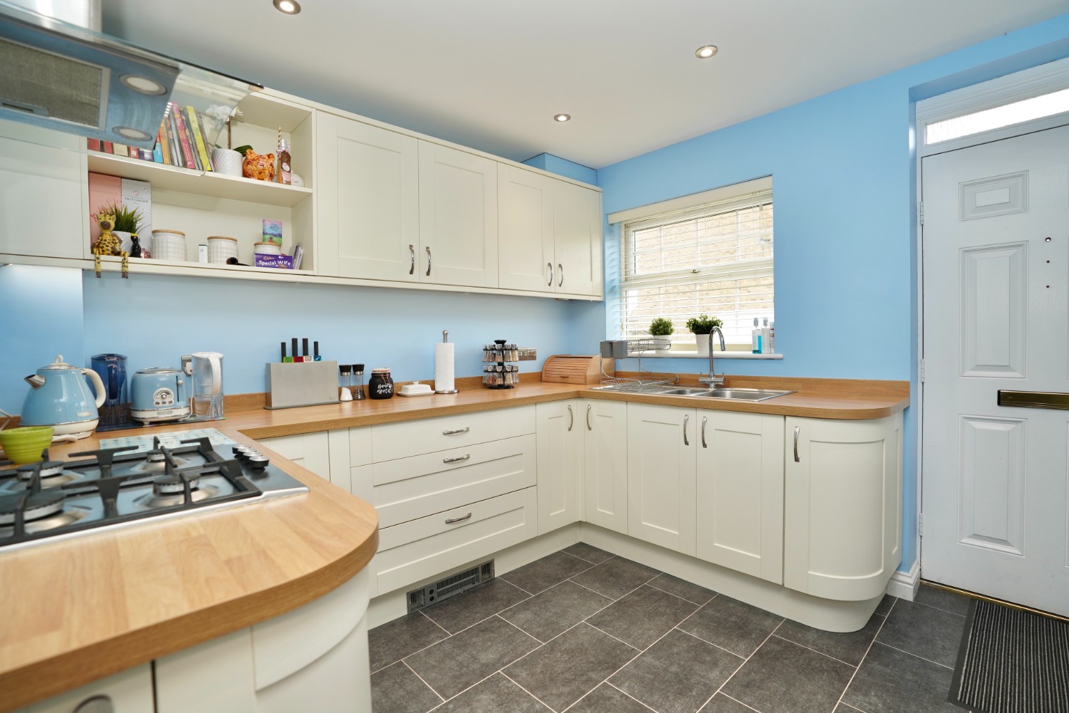 3 bed end of terrace house for sale in Robertson Way, Huntingdon  - Property Image 5