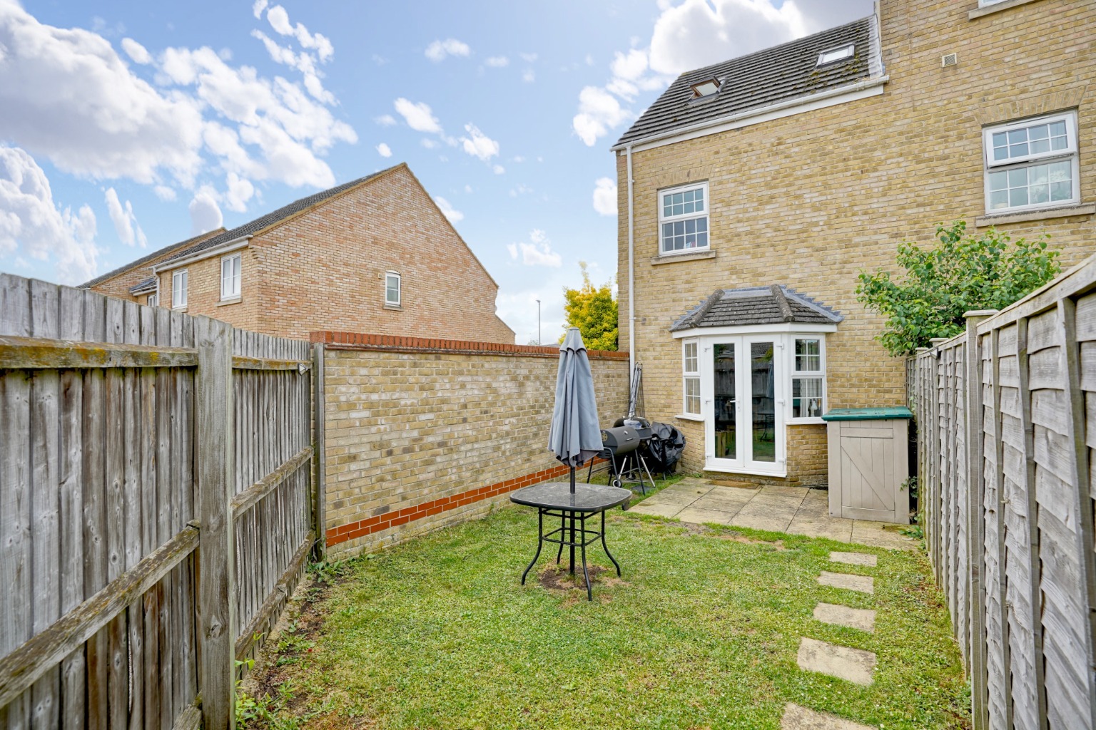 3 bed end of terrace house for sale in Robertson Way, Huntingdon 10
