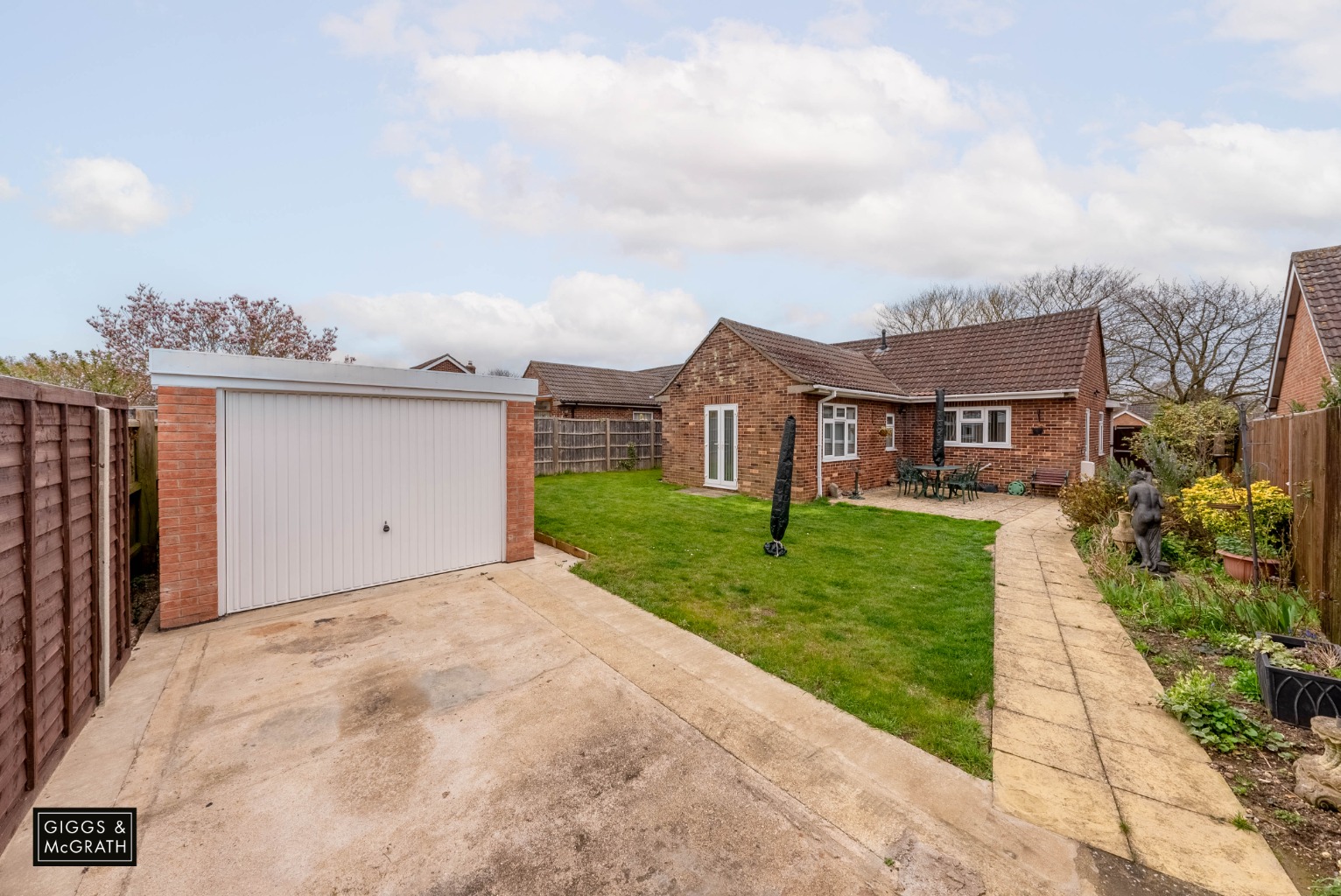 3 bed detached bungalow for sale in Desborough Road, Huntingdon 3