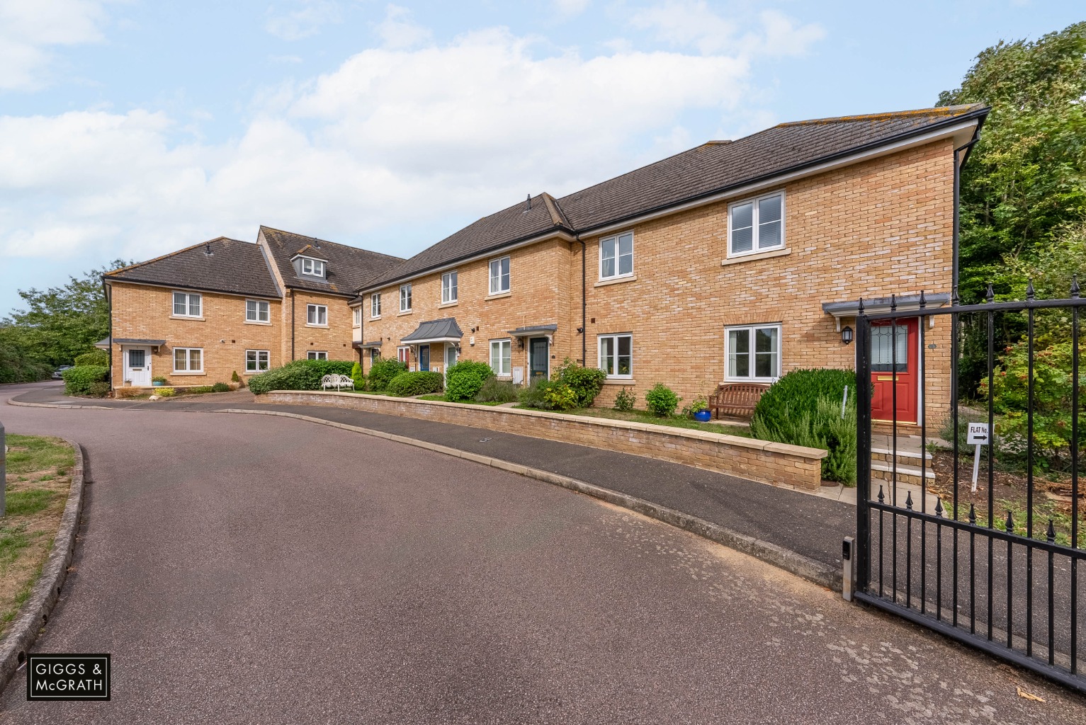 1 bed ground floor flat for sale in Leas Close, St. Ives  - Property Image 1