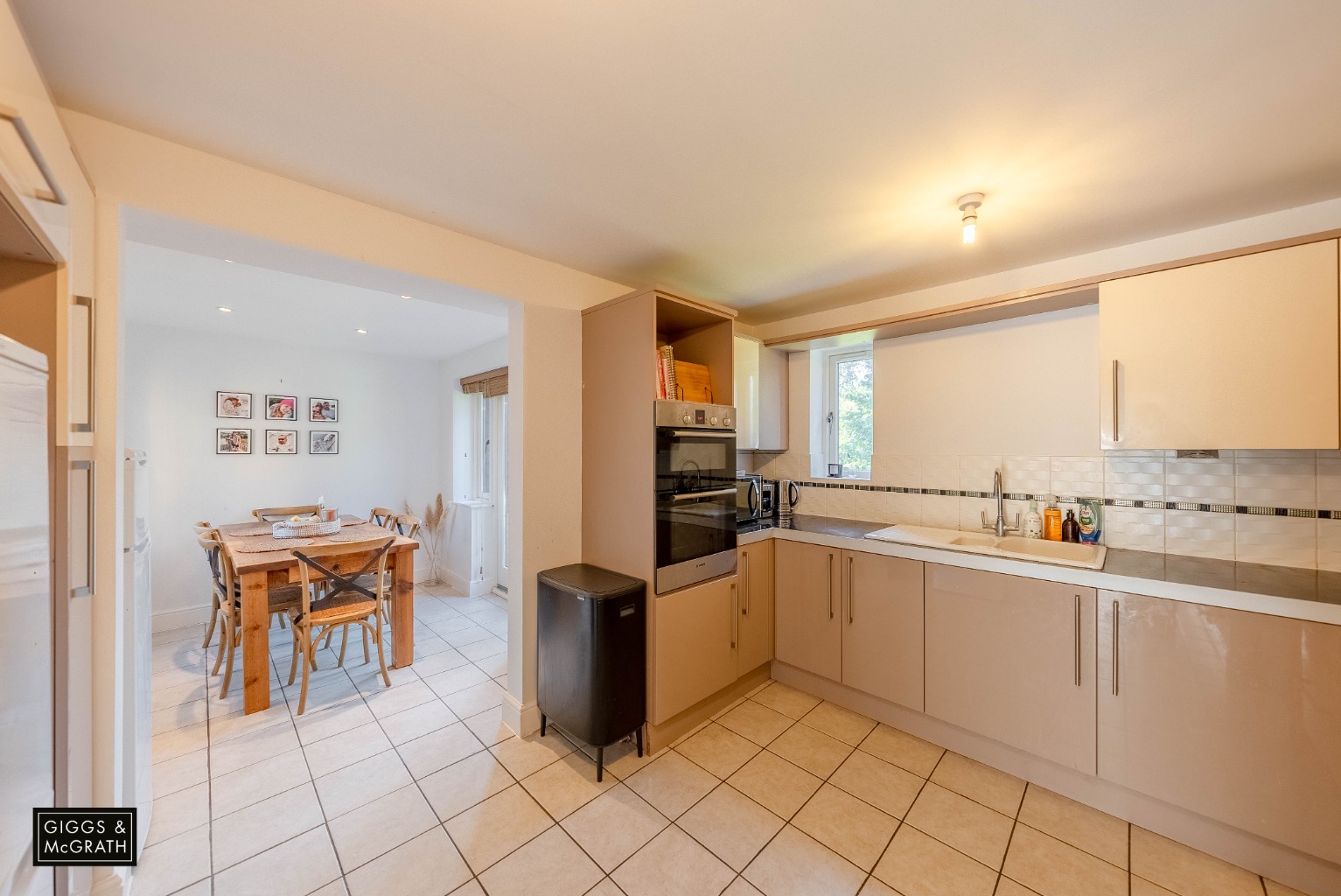 3 bed semi-detached house for sale in Butchers Close, Huntingdon  - Property Image 5