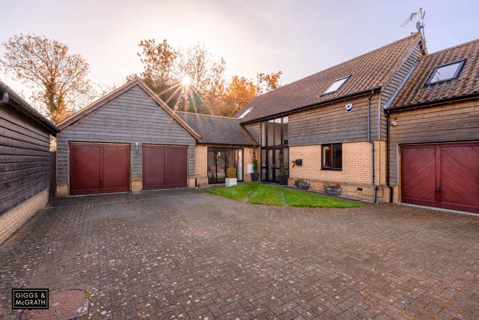 4 bed link detached house for sale in Longlands Close, Huntingdon  - Property Image 1