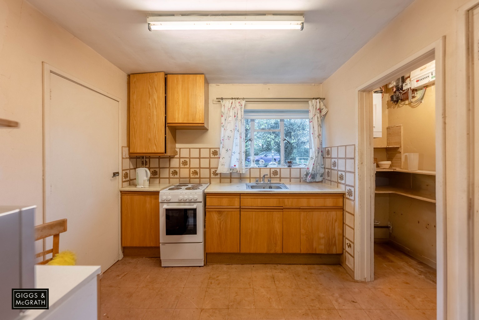 3 bed detached house for sale in Meadow Lane, Huntingdon 7