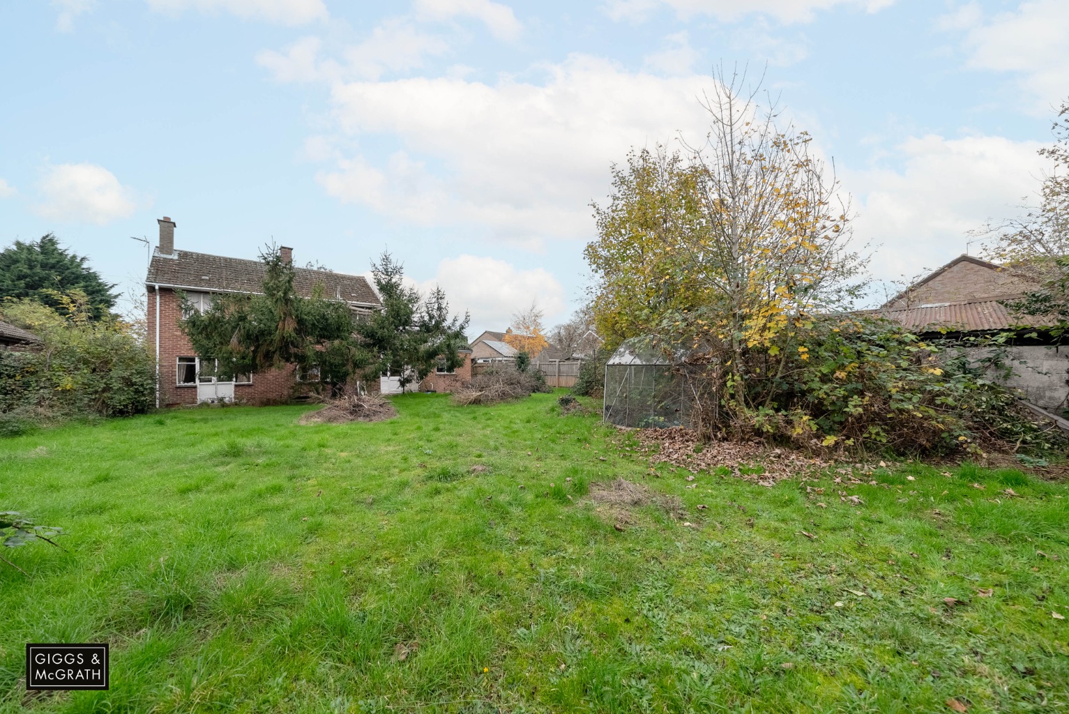 3 bed detached house for sale in Meadow Lane, Huntingdon 2