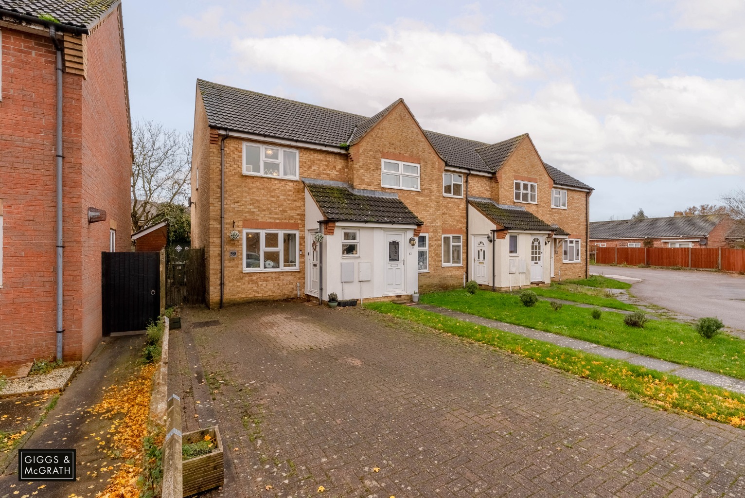 2 bed end of terrace house for sale in Orchard Close, Huntingdon  - Property Image 1