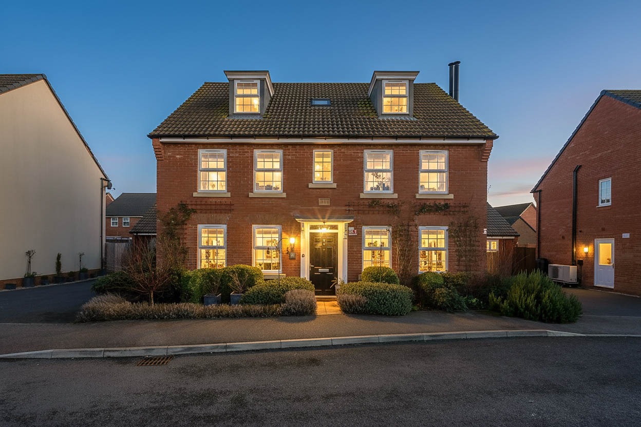 This exceptional 5 bedroom detached family home in Mahaddie Way, Warboys offers stunning quality throughout, with 3 reception rooms and upgraded kitchen breakfast room. Internal viewing essential!