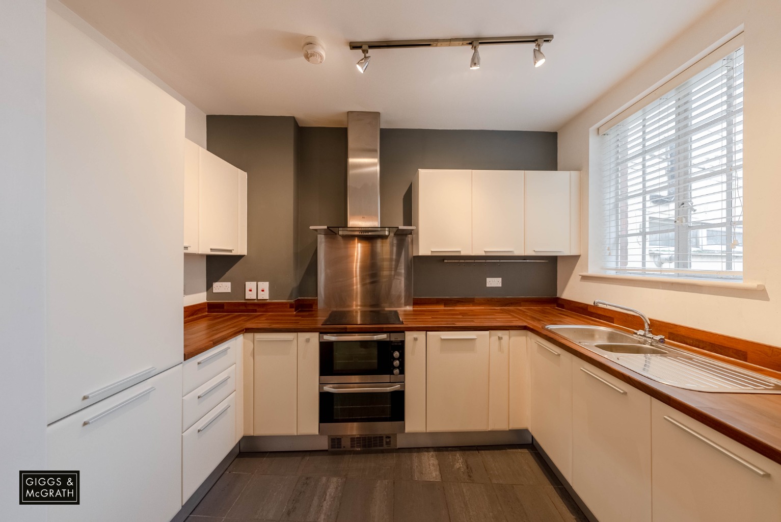 2 bed ground floor maisonette for sale in Walden Grove, Huntingdon 2