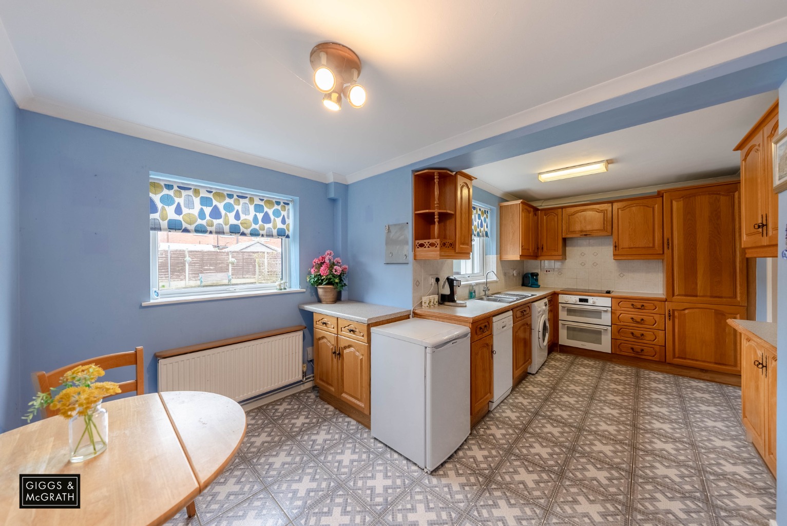 3 bed semi-detached house for sale in Stuart Close, Huntingdon  - Property Image 2