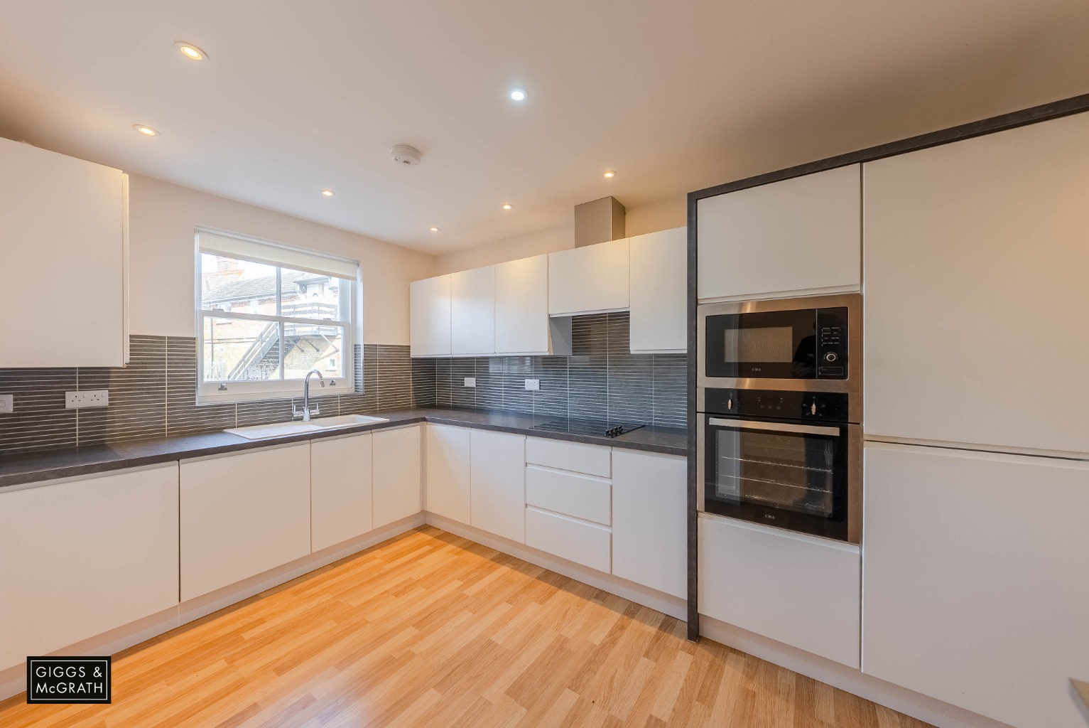 2 bed flat for sale in High Street, Huntingdon 1