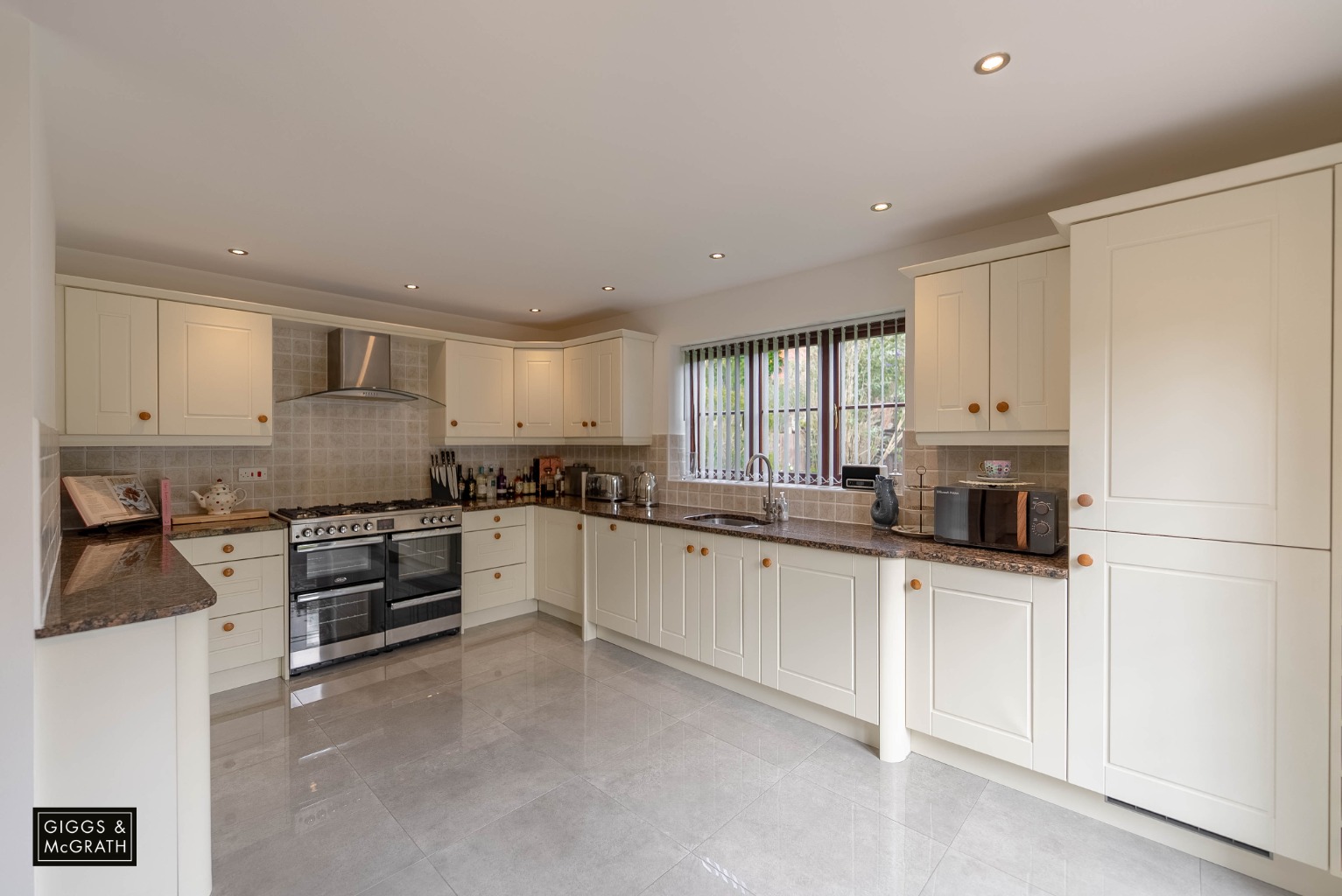 4 bed detached house for sale in Helens Close, Huntingdon 2