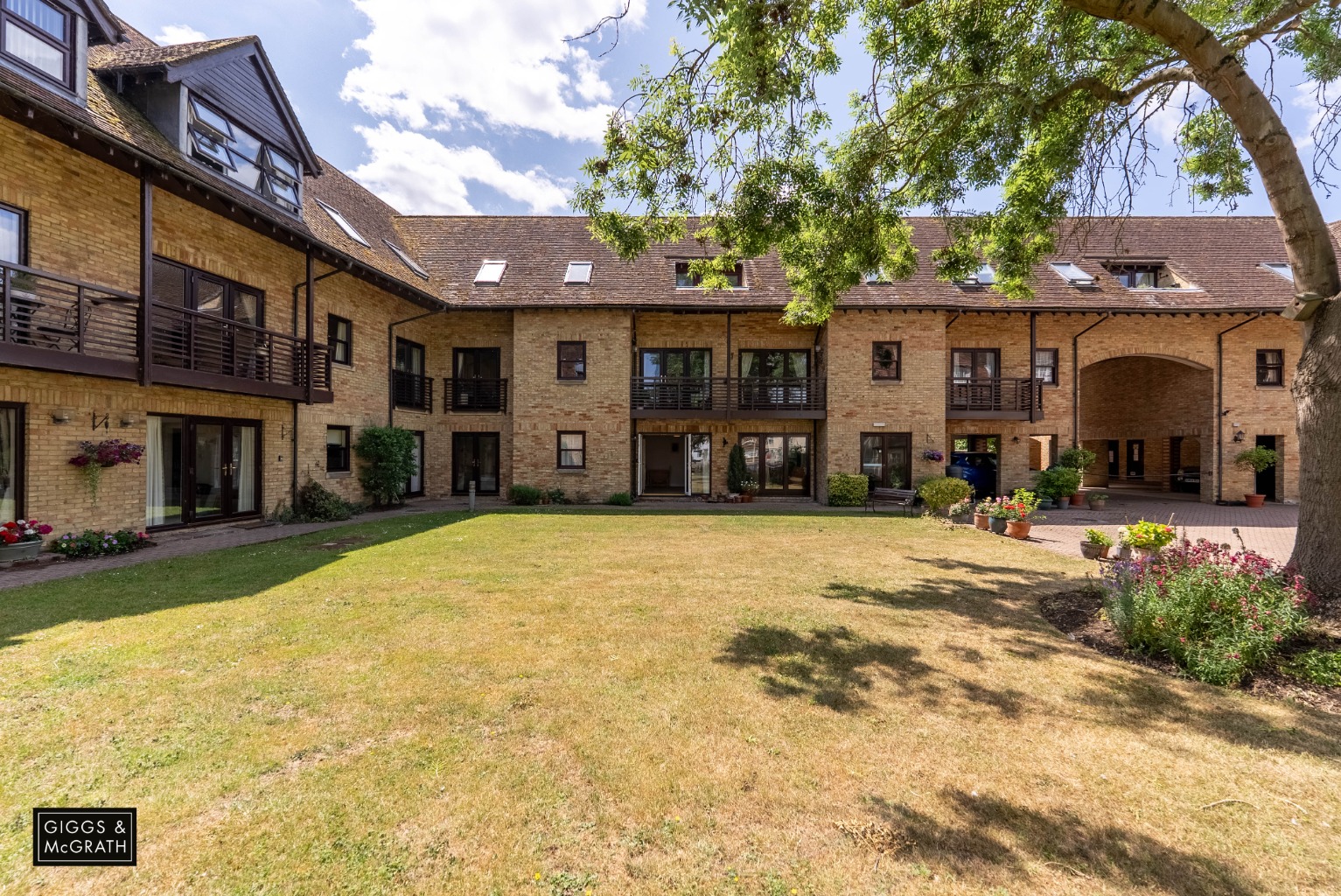 2 bed ground floor flat for sale in Bridgefoot, St. Ives  - Property Image 1
