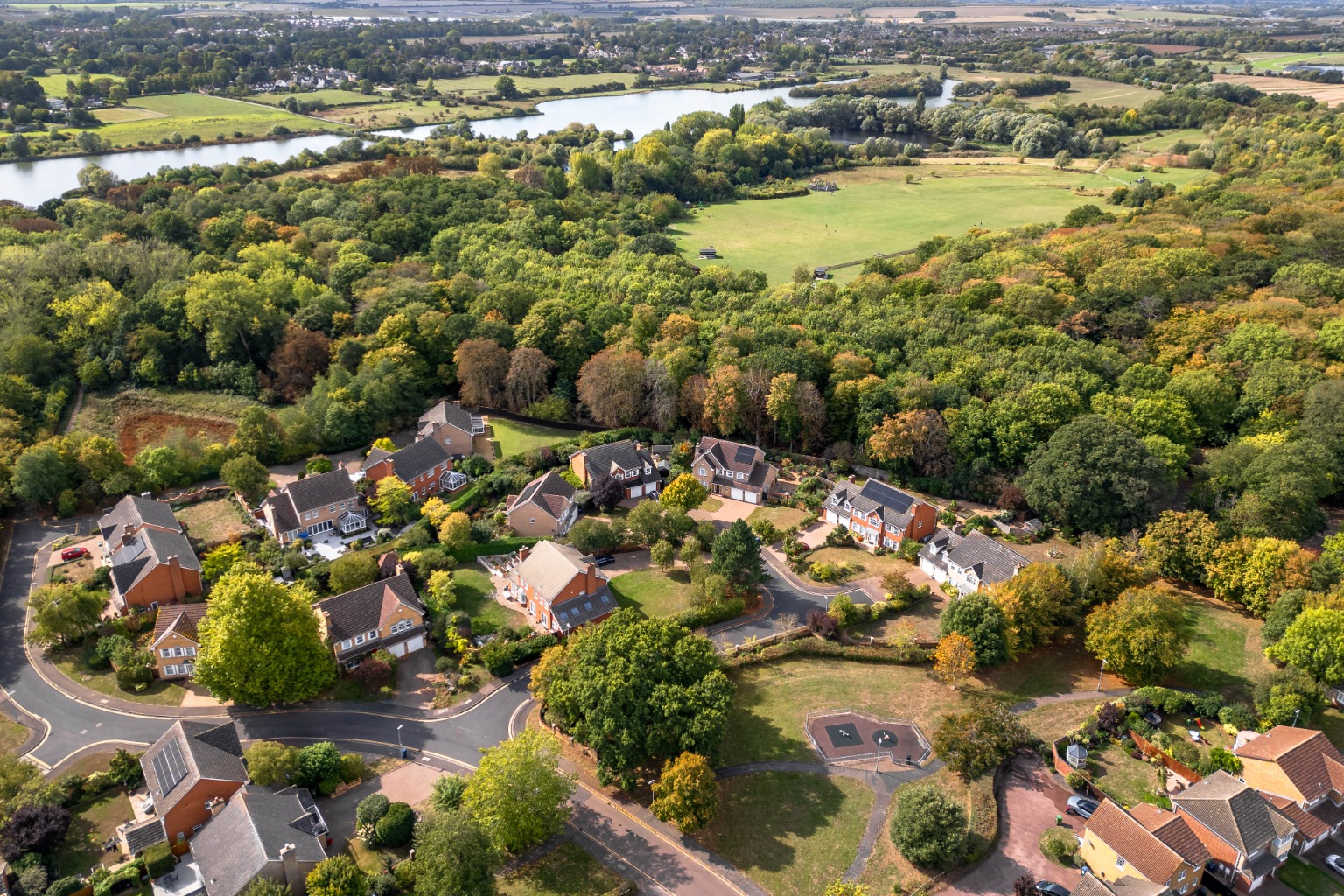 4 bed detached house for sale in Dartmoor Drive, Huntingdon 8