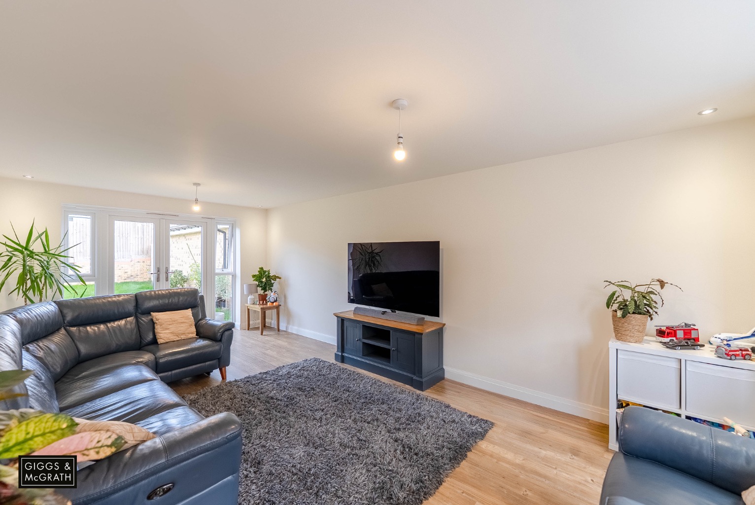 5 bed detached house for sale in Cobbler Drive, Huntingdon 1