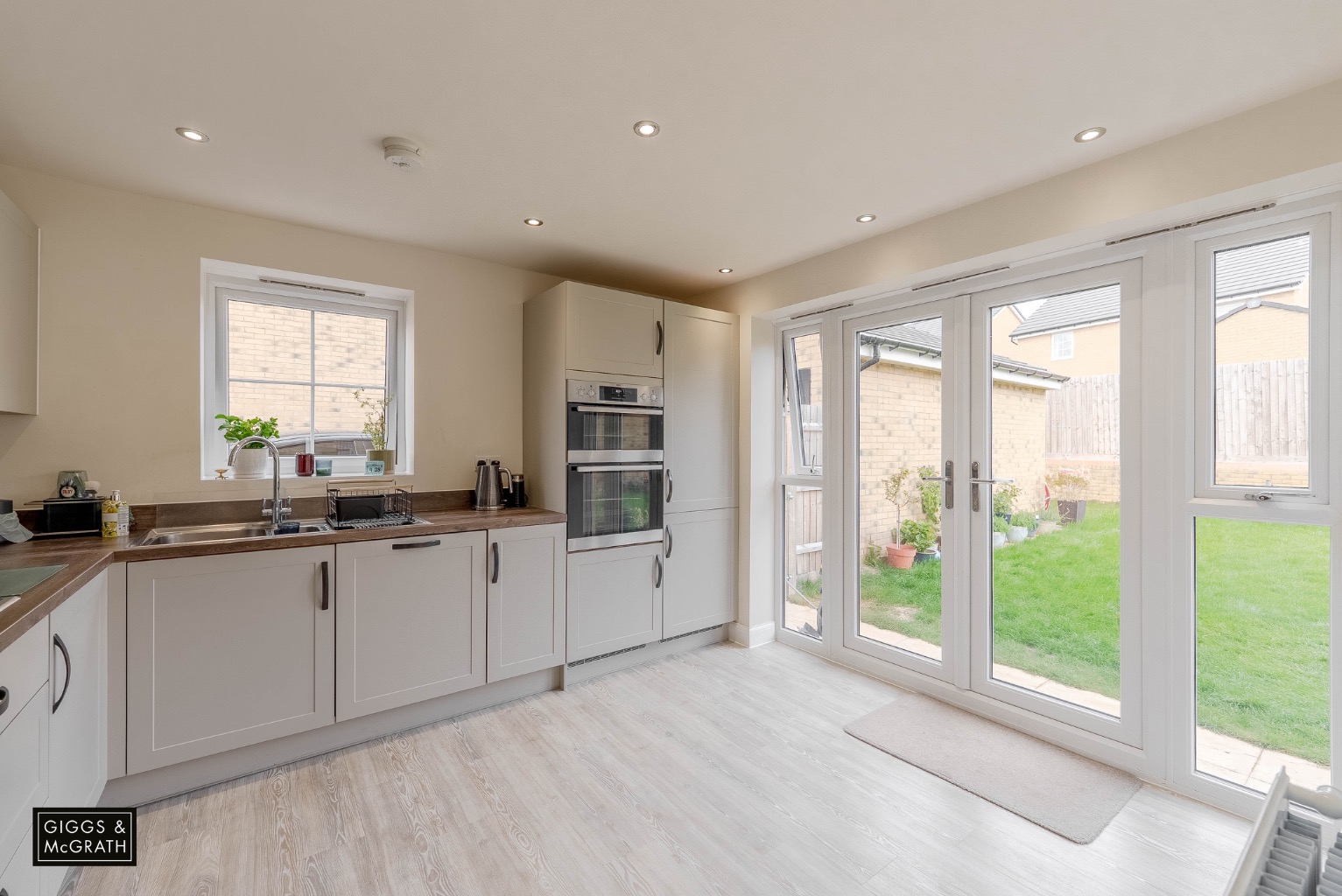 5 bed detached house for sale in Cobbler Drive, Huntingdon 3