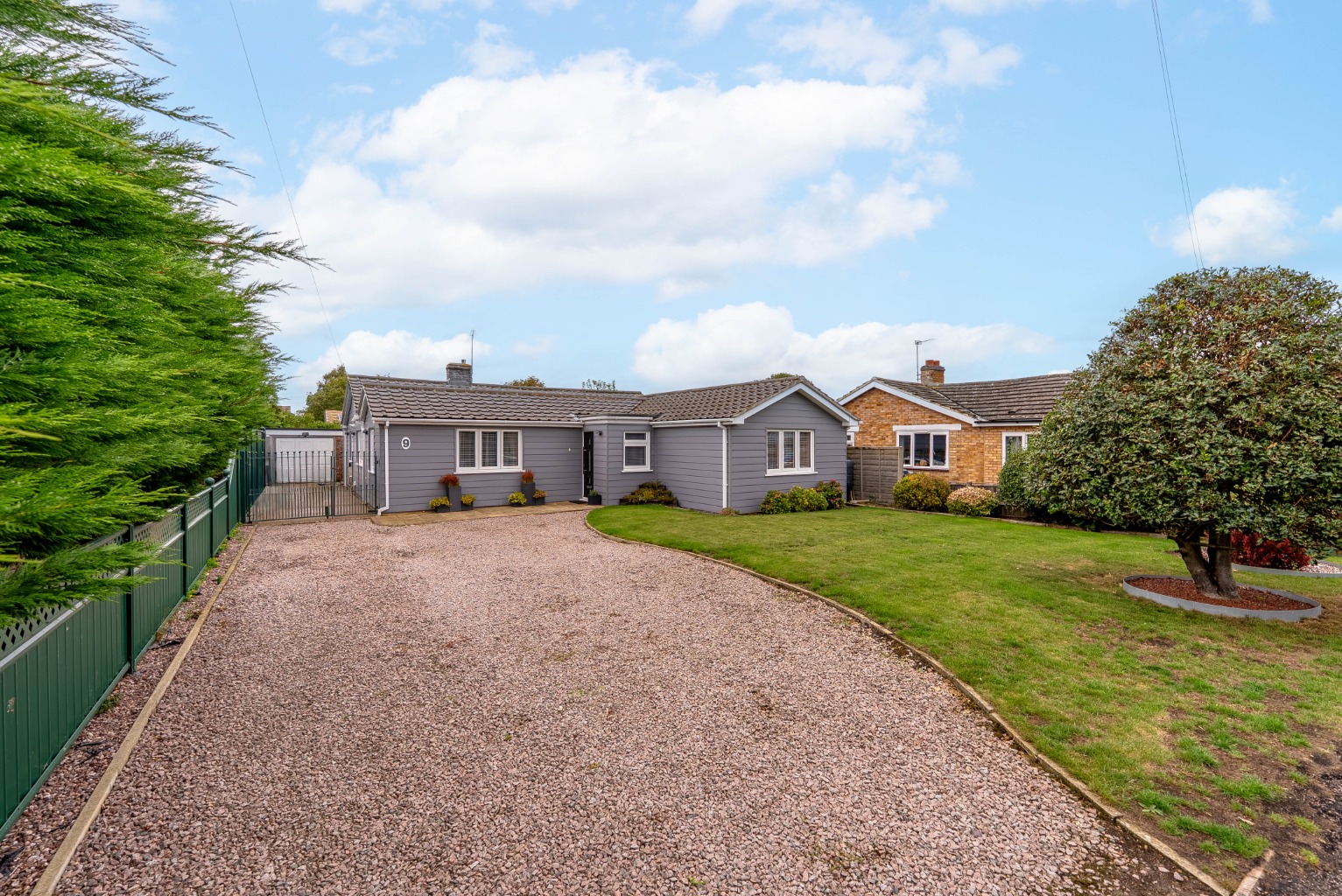 4 bed detached bungalow for sale in Butts Close, Cambridgeshire, PE28