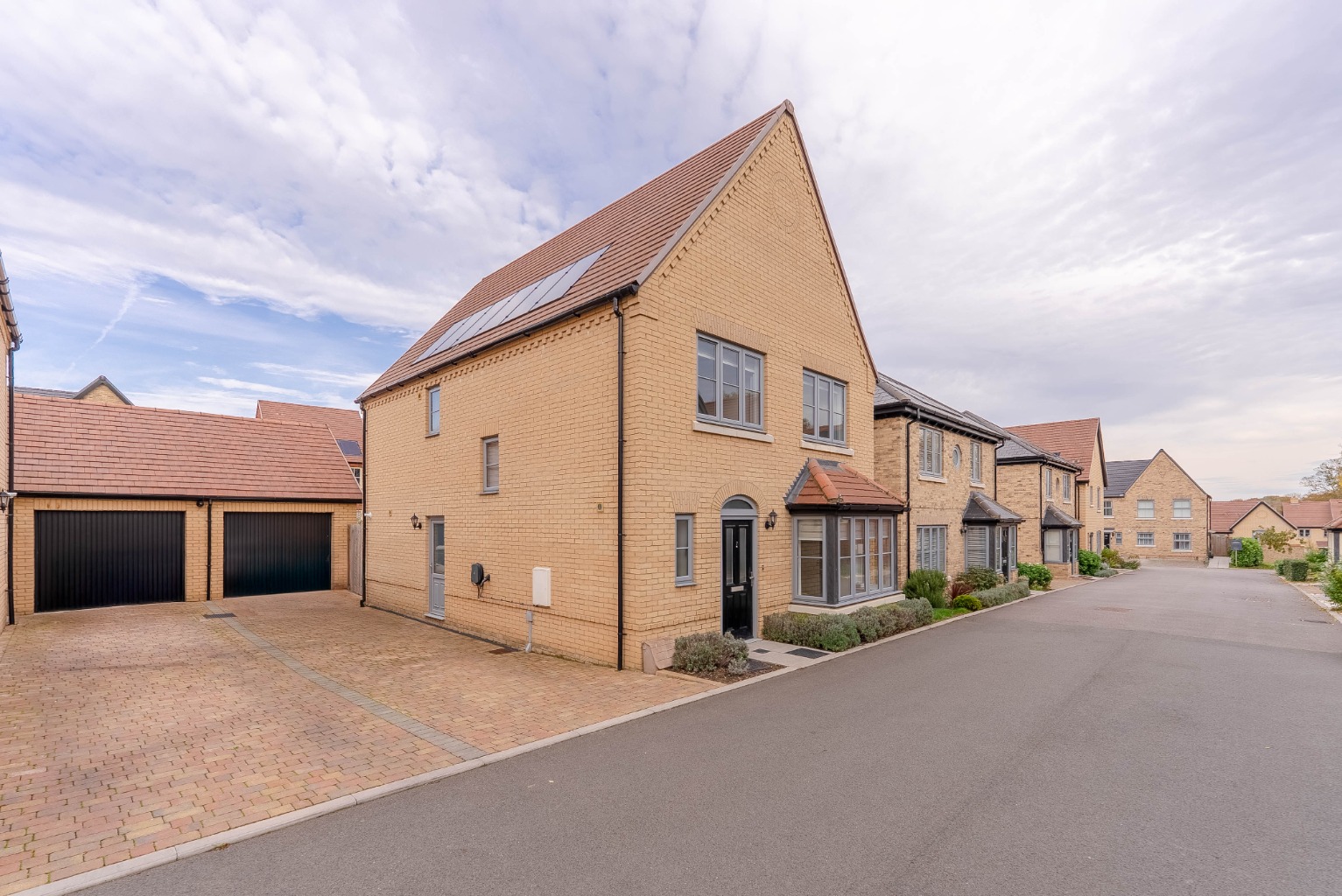 4 bed detached house for sale in Font Drive, Cambridgeshire - Property Image 1