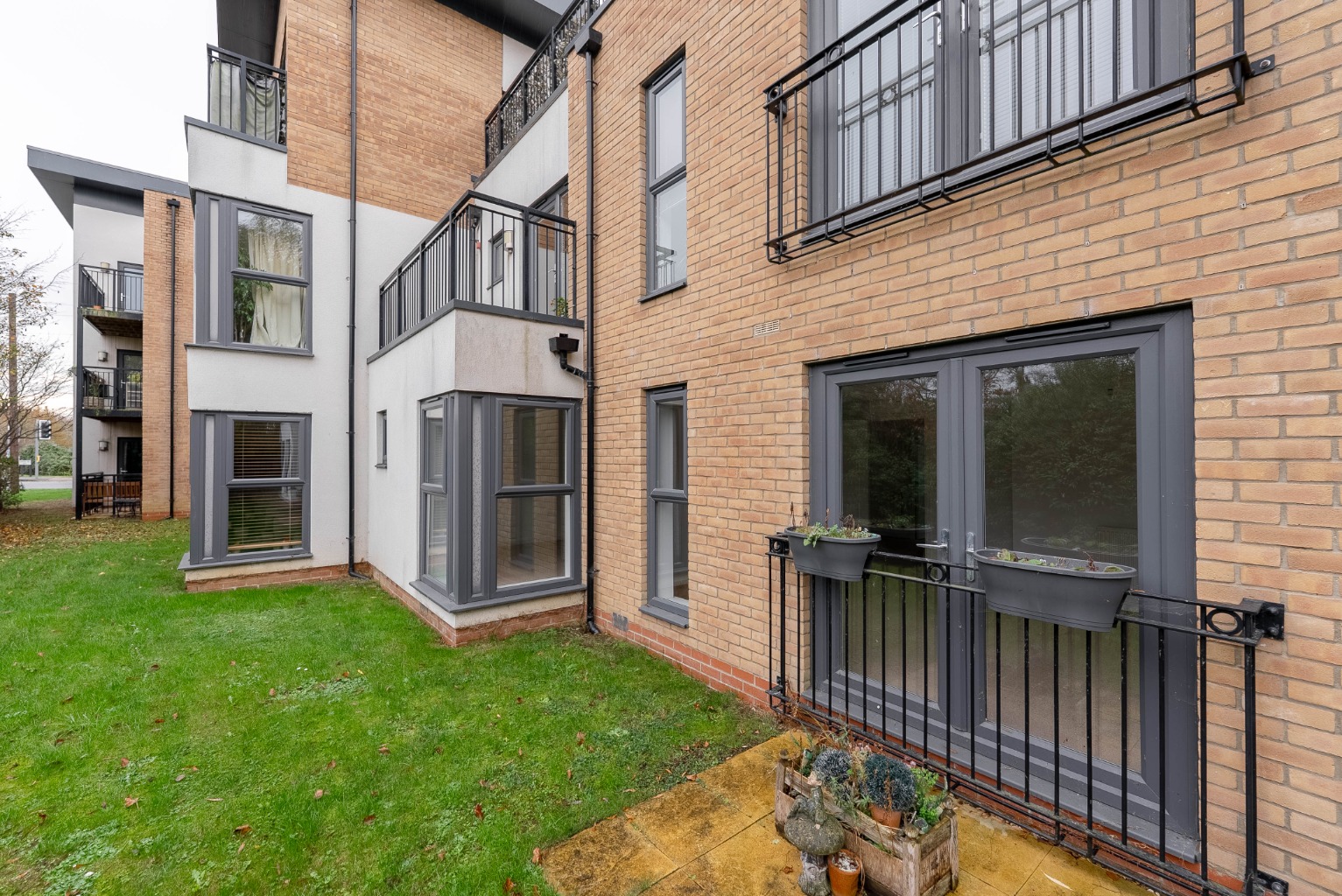 2 bed ground floor flat for sale in Mill Court, Cambridge 4