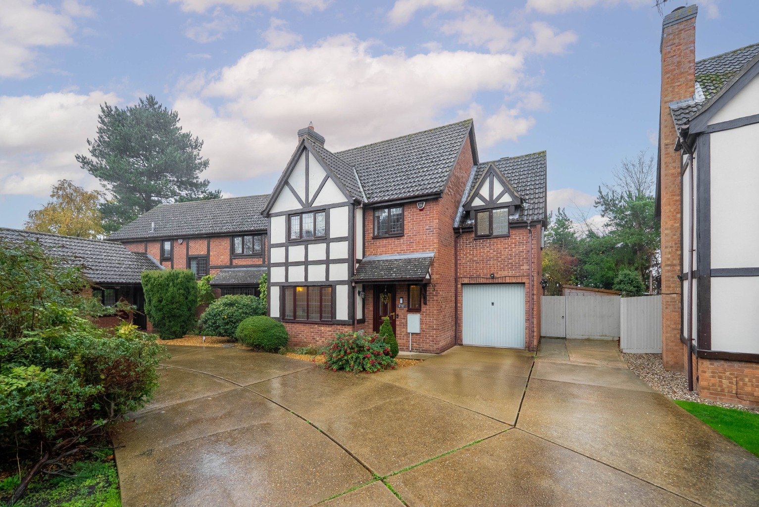 4 bed detached house for sale in Padgetts Close, Cambridgeshire  - Property Image 1