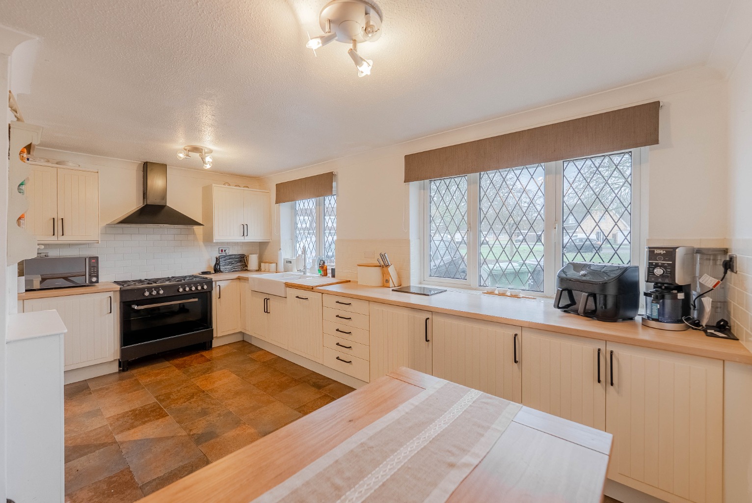 3 bed semi-detached house for sale in Manor Lane, Huntingdon 1