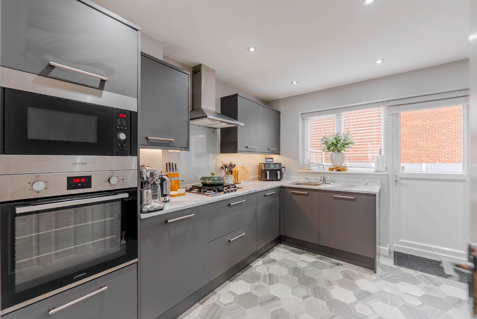 2 bed end of terrace house for sale in Sparrowhawk Way, Cambridgeshire  - Property Image 2