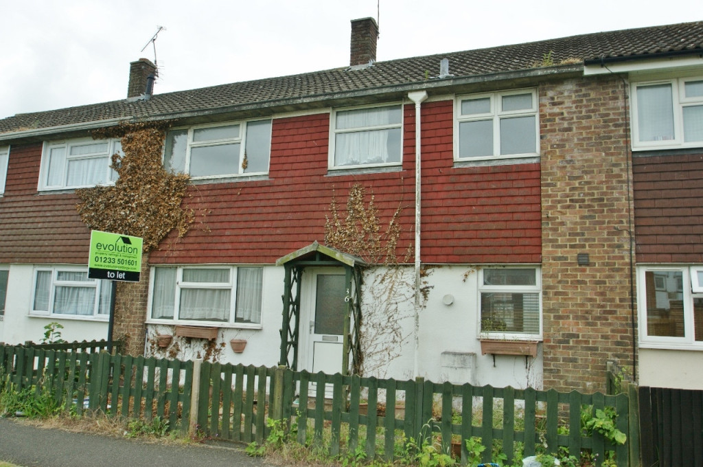 3 bed terraced house to rent in Clockhouse, Ashford 0