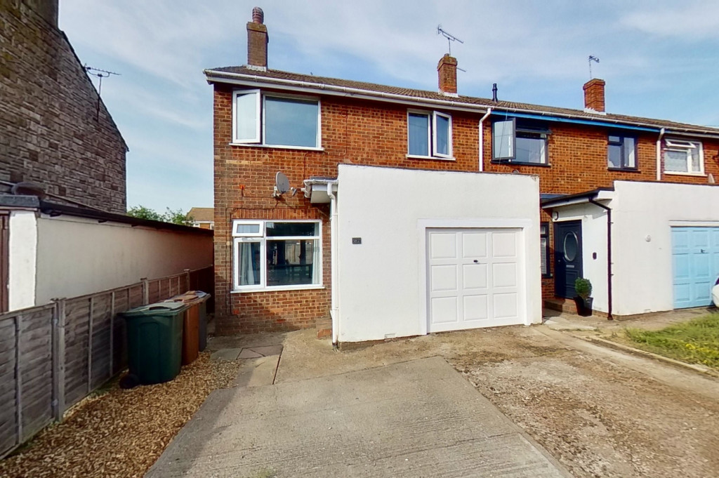 3 bed end of terrace house for sale in Mead Road, Willesborough, Ashford  - Property Image 1