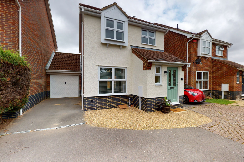 3 bed detached house to rent in Hawthorn Road, Kingsnorth, Ashford - Property Image 1