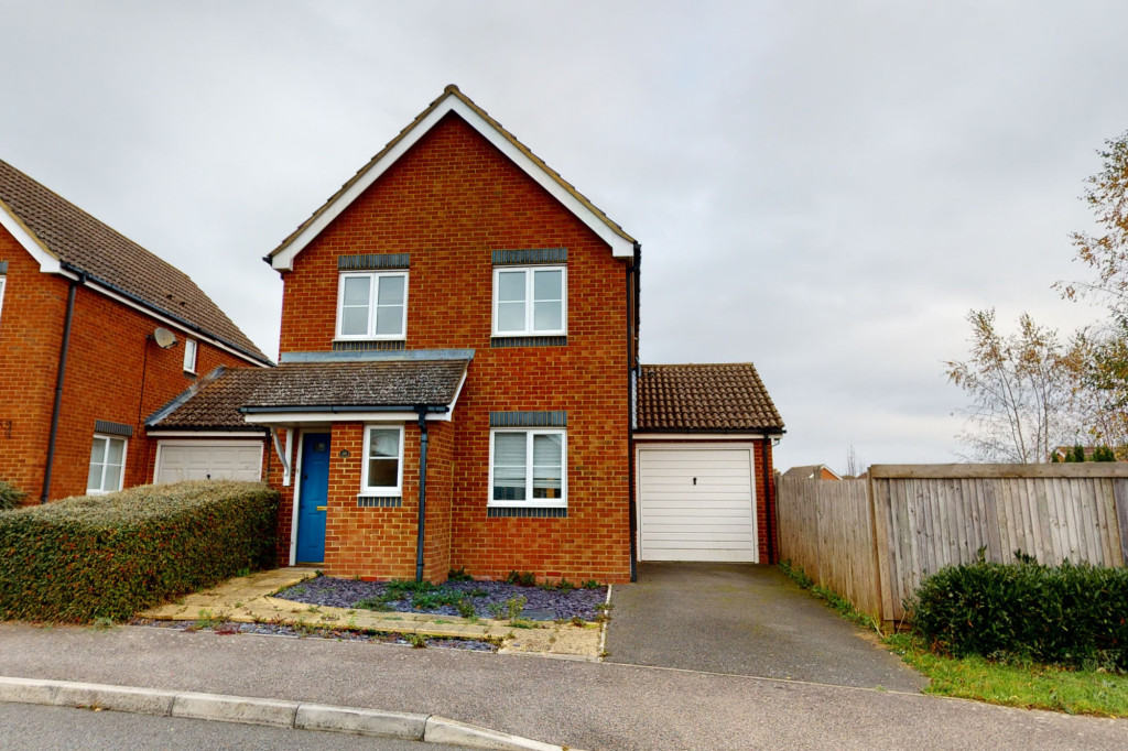 3 bed detached house for sale in Lodge Wood Drive, Ashford - Property Image 1