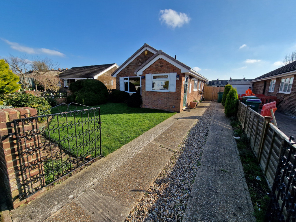 2 bed bungalow to rent in Moat Farm Road, Folkestone 0