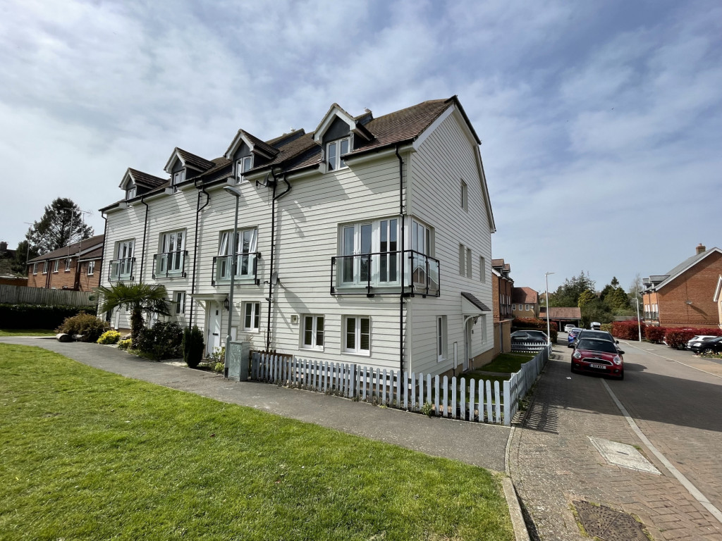 3 bed end of terrace house for sale in Greystones, Ashford 0