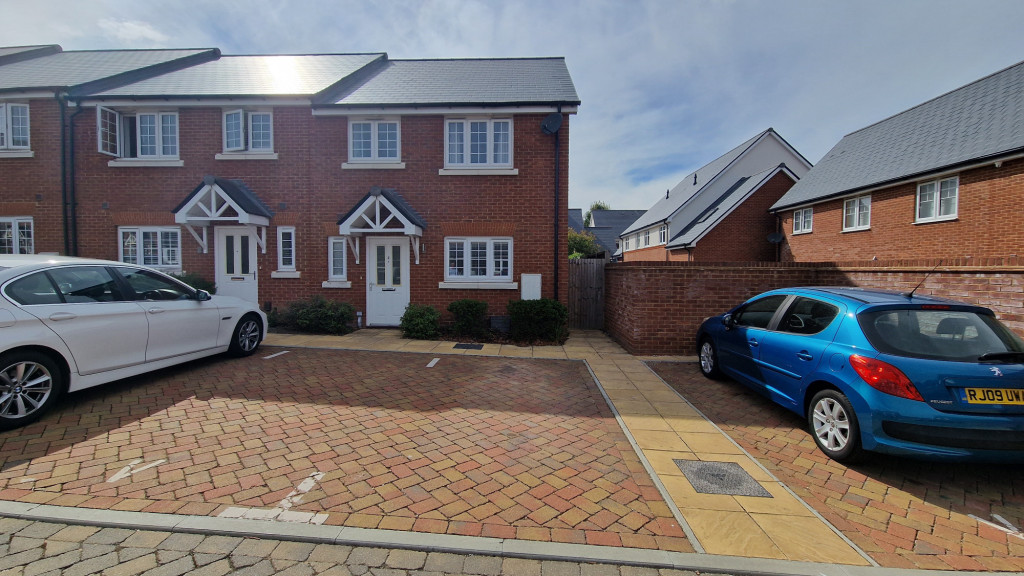 3 bed end of terrace house to rent in Curzon Avenue, Folkestone 0