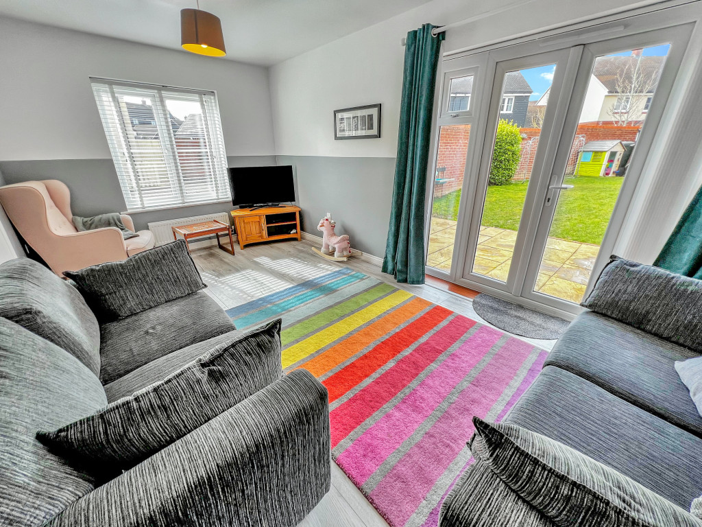 3 bed semi-detached house to rent in Lincoln Gardens, Ashford - Property Image 1