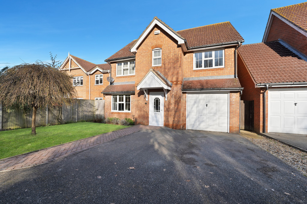 4 bed detached house to rent in Kestrel Close, Ashford  - Property Image 1
