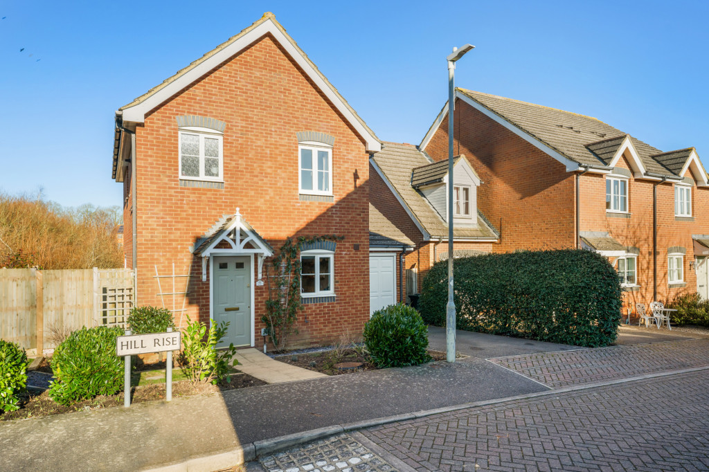 3 bed detached house for sale in Hill Rise, Ashford  - Property Image 1