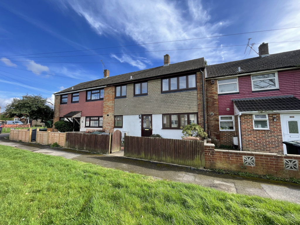 3 bed terraced house for sale in Cleves Way, Ashford  - Property Image 2