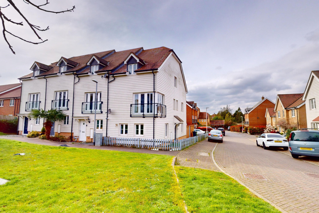 3 bed end of terrace house for sale in Greystones, Ashford - Property Image 1