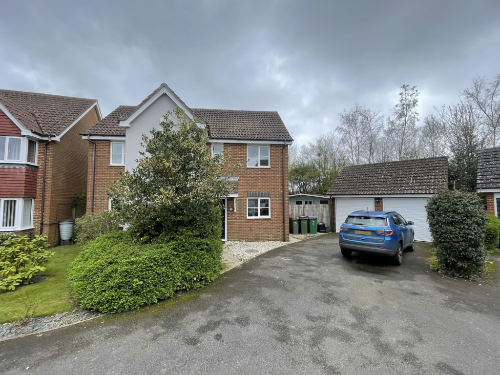 4 bed detached house to rent in Park Close, Hawkinge - Property Image 1