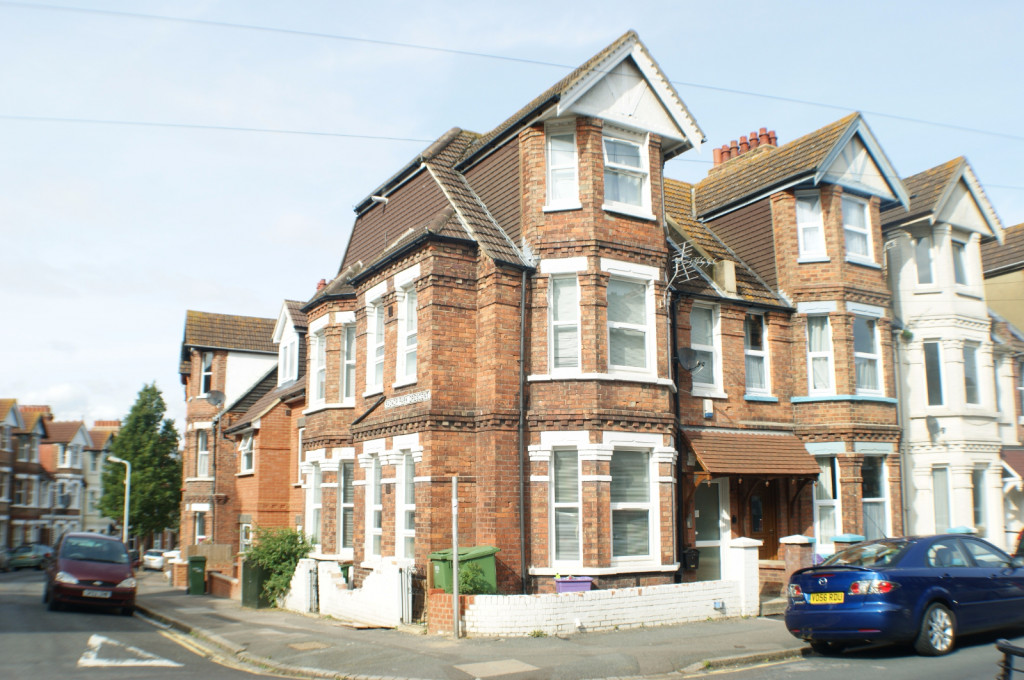 1 bed flat to rent in Broadmead Road, Folkestone - Property Image 1