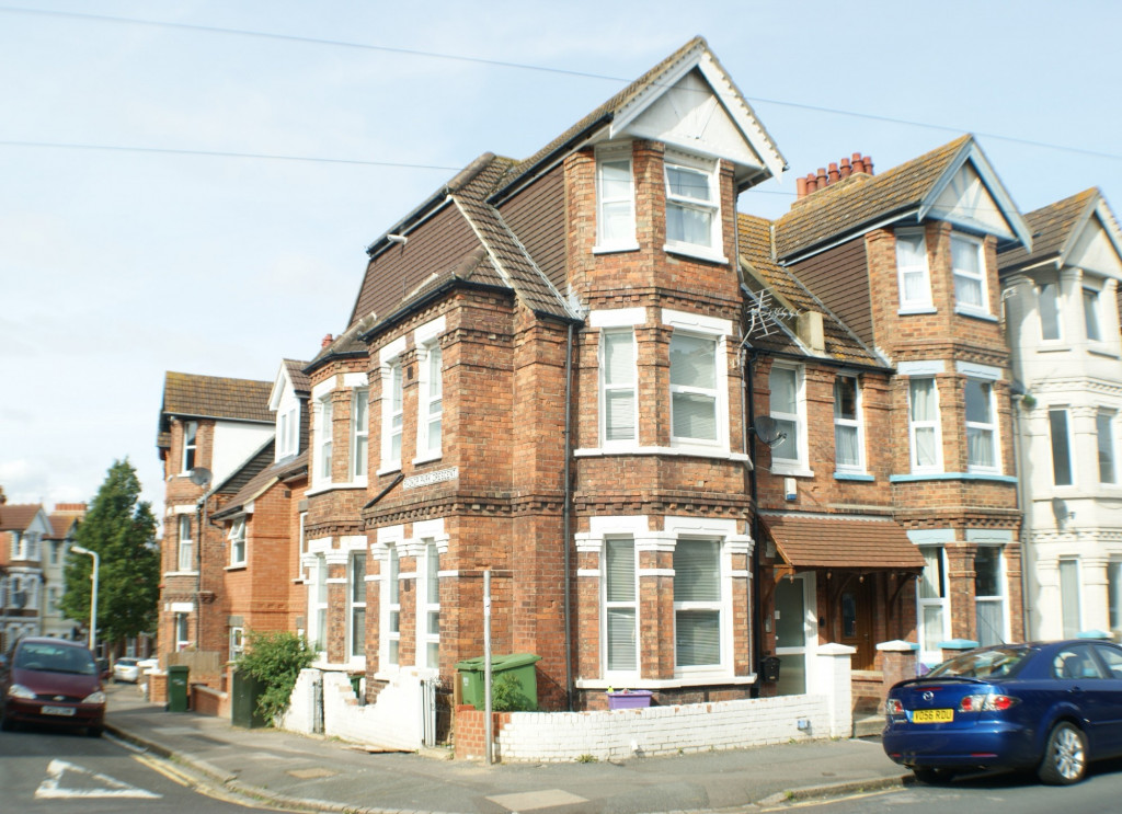 1 bed studio flat to rent in Broadmead Road, Folkestone  - Property Image 1