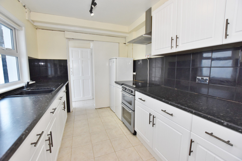 3 bed terraced house to rent in Beaver Road, Ashford  - Property Image 5