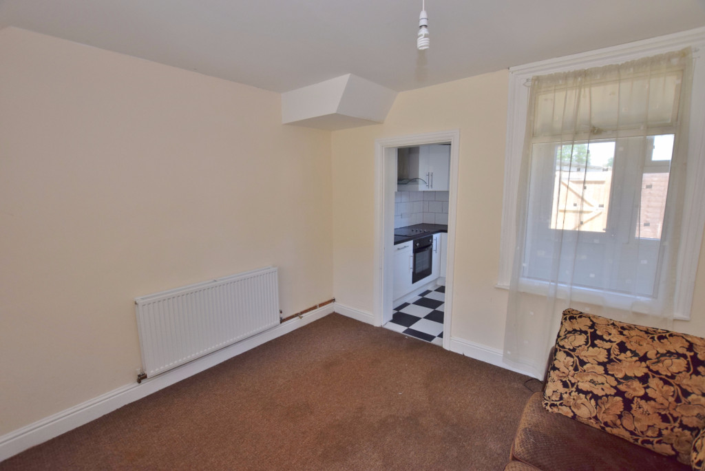 3 bed terraced house to rent in Beaver Road, Ashford 3