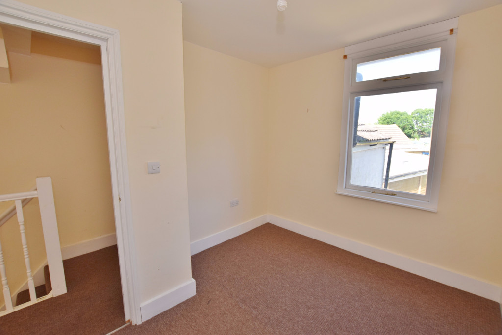 3 bed terraced house to rent in Beaver Road, Ashford 5